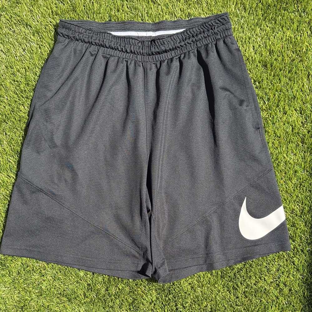 Men’s Nike Black Athletic Shorts features drawstring & pockets size Large